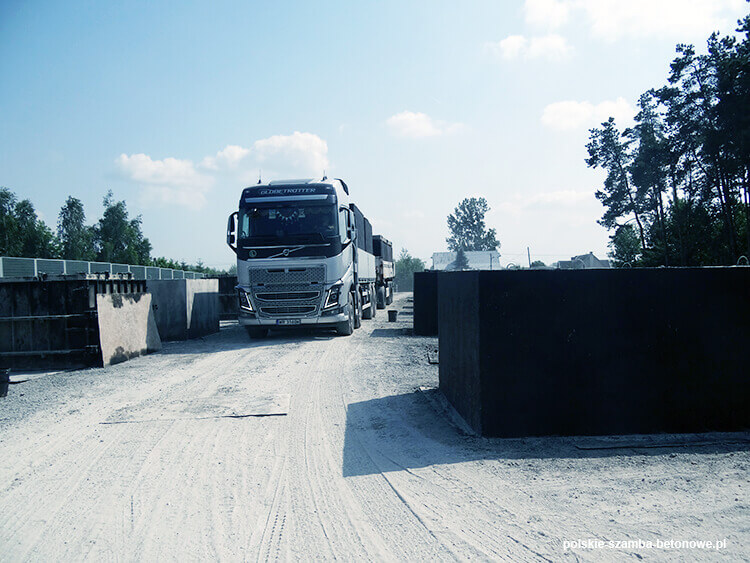Transport szamb betonowych  w Śremie